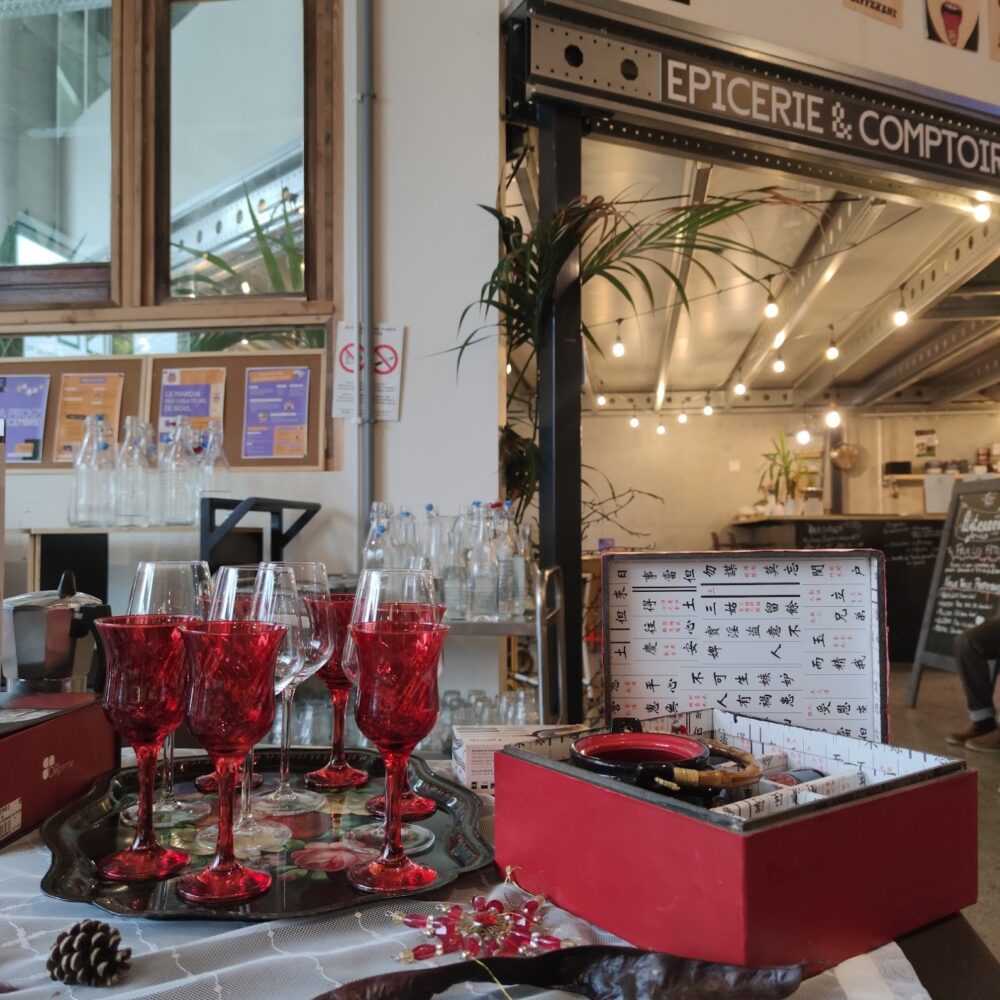 Des verres rouges, une théière dans le bar des 500