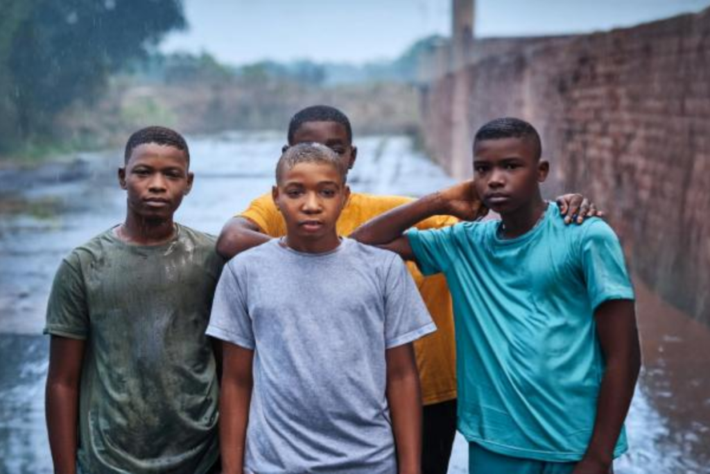 4 jeunes garçons noirs en T-Shirt sous la pluie Image générée par IA
Illustration pour les dons aux jeunes exilés de Toulouse 