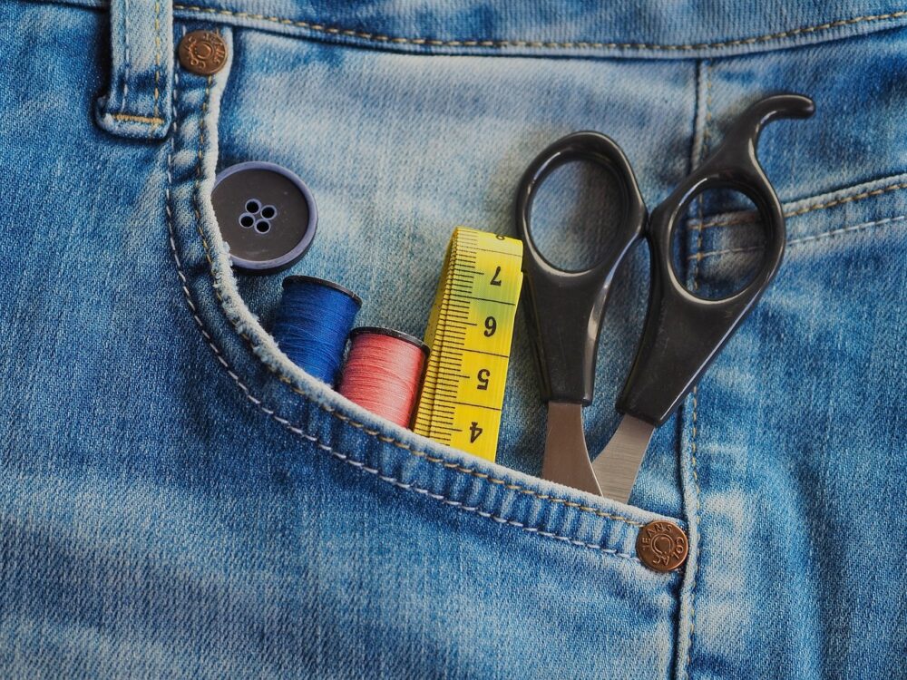 Illustration poche de jeans avec outils couture