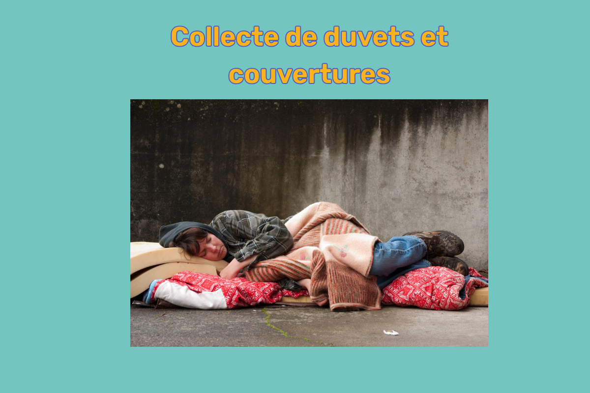 Une femme dort par terre dans la rue avec des couvertures