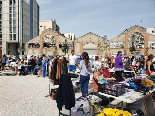 Vide-greniers devant le futur cinéma de la Cartoucherie