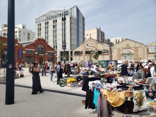 Vide-greniers devant le futur cinéma de la Cartoucherie