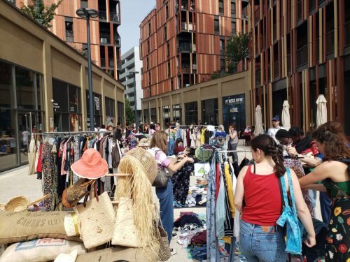 Vide Greniers devant l'hôtel Eklo de la Cartoucherie